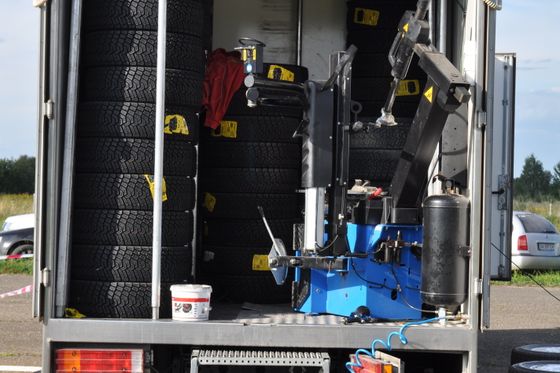 Mobil lastik servisi aracı ve ekipmanı